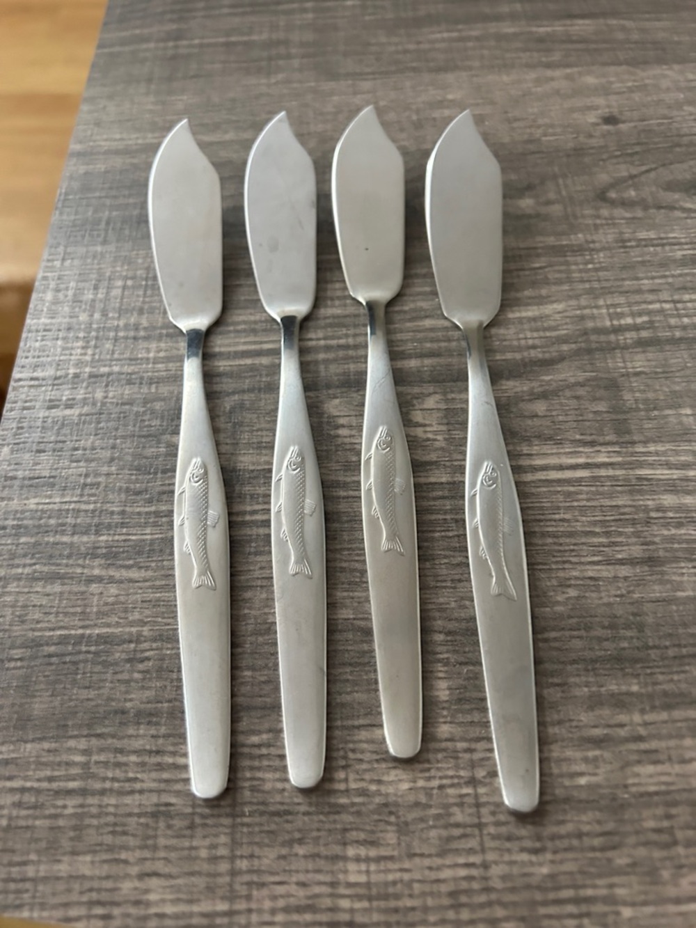 Rostfrei 4 Silver Fish-Embossed Stainless Steel butter knives
